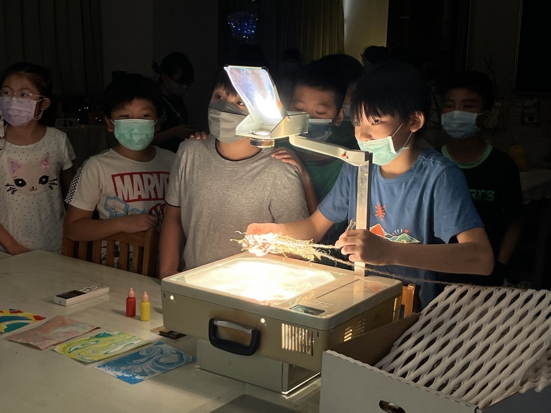 「藝啟玩跨域」光影多元實作：學生參與以光影為主題的跨領域藝術課程，結合探究與創作，深化美感體驗。